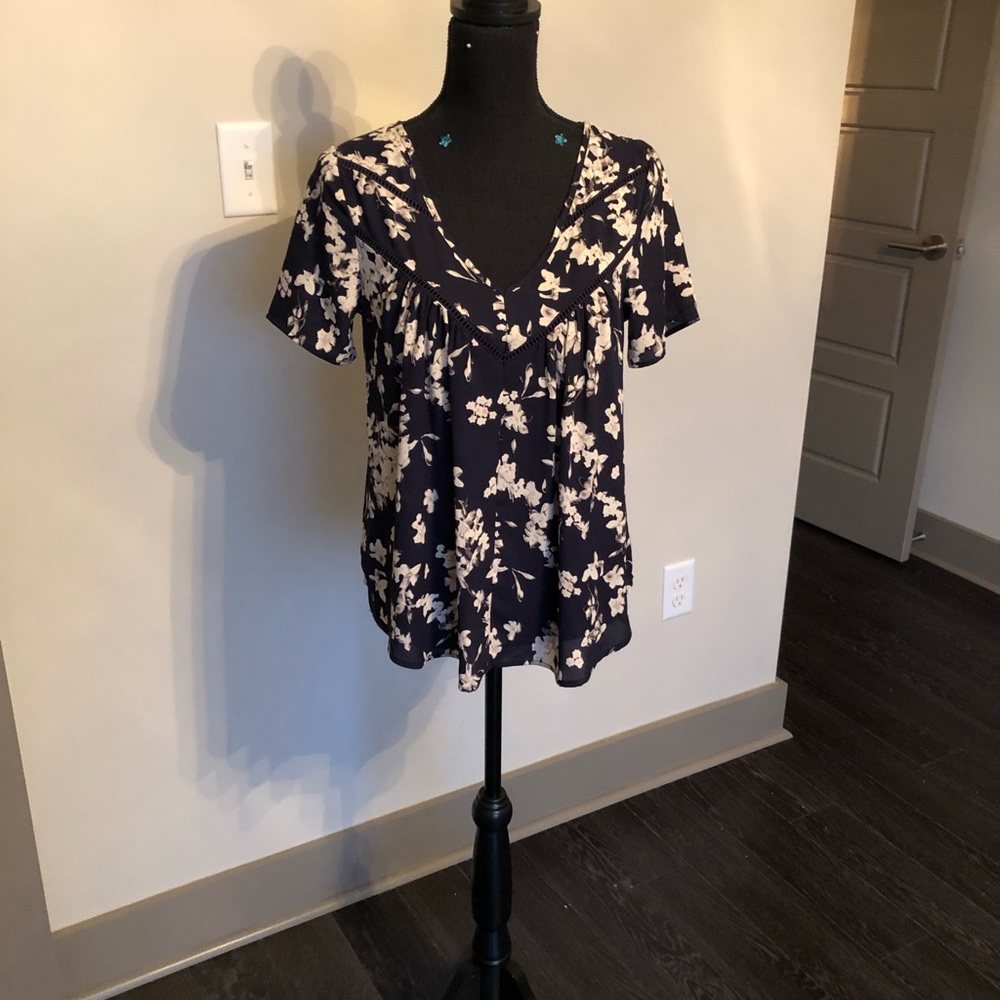Sienna sky flowy short sleeve top Small